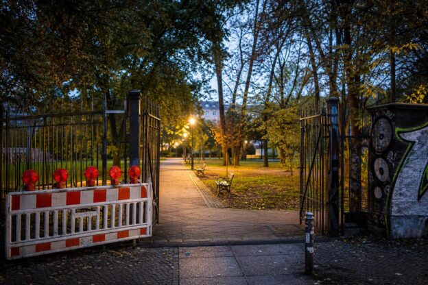 dauerstreit um die oeffnungszeiten des goerlitzer parks recht sicherheit und